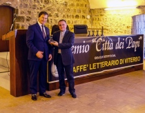 Francesco Bigiotti riceve il premio da don Luigi Fabbri